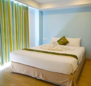 Minibar, in-room safe, desk, free WiFi - Nantra Chaweng Beach, Samui (Koh Samui)