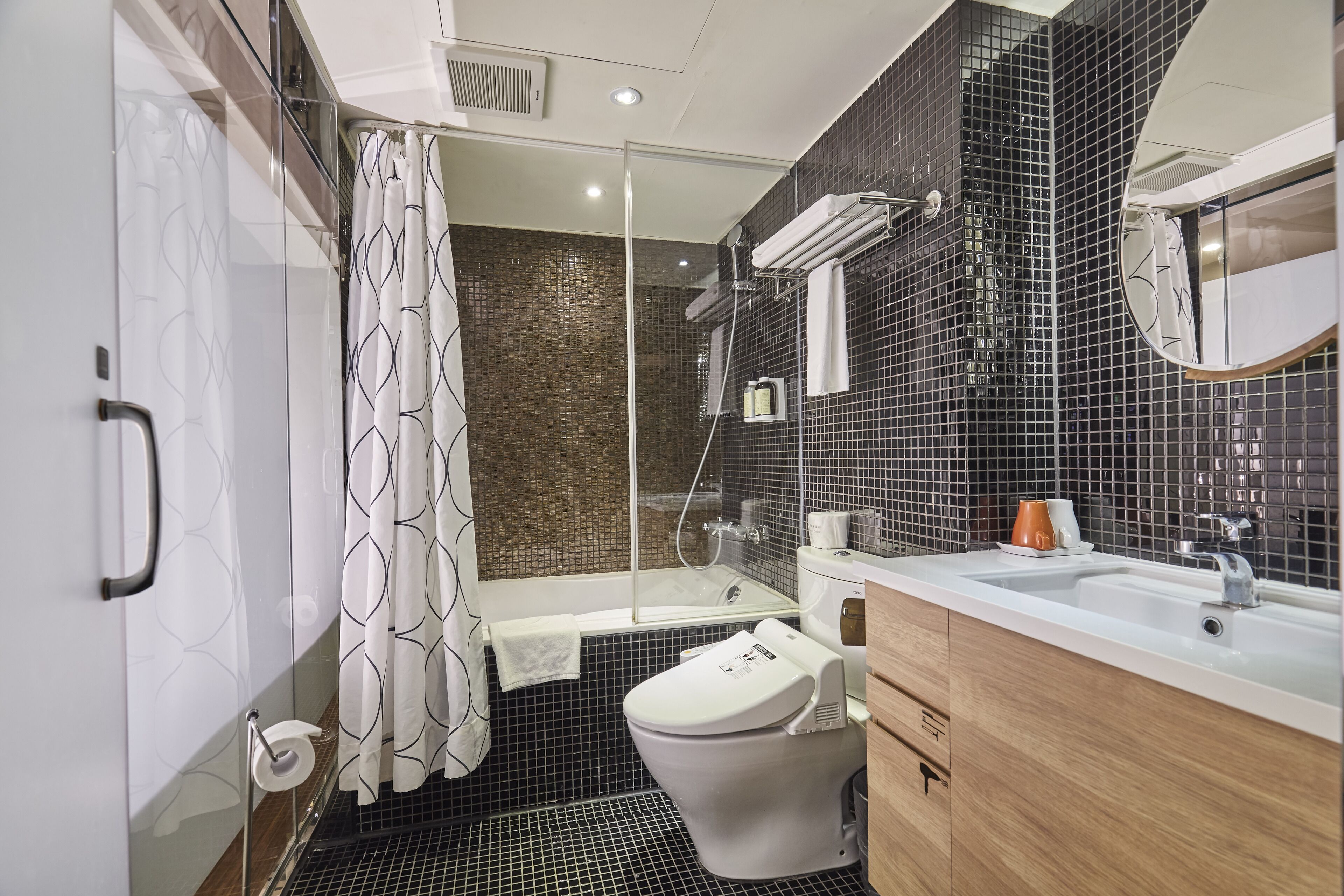 easy plus double | bathroom | hair dryer, slippers, bidet, towels