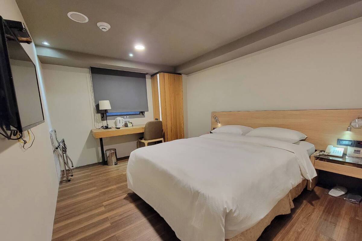 Phòng đôi cơ bản (with shower without bathtub ) | Két bảo mật tại phòng, bàn, màn/rèm cản sáng, phòng cách âm 