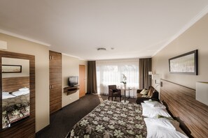 4 人部屋 | デスク、遮光カーテン、ベビーベッド、可動式ベッド