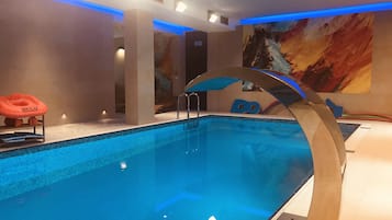 Indendørs pool, åben fra kl. 11.00 til kl. 19.00, liggestole