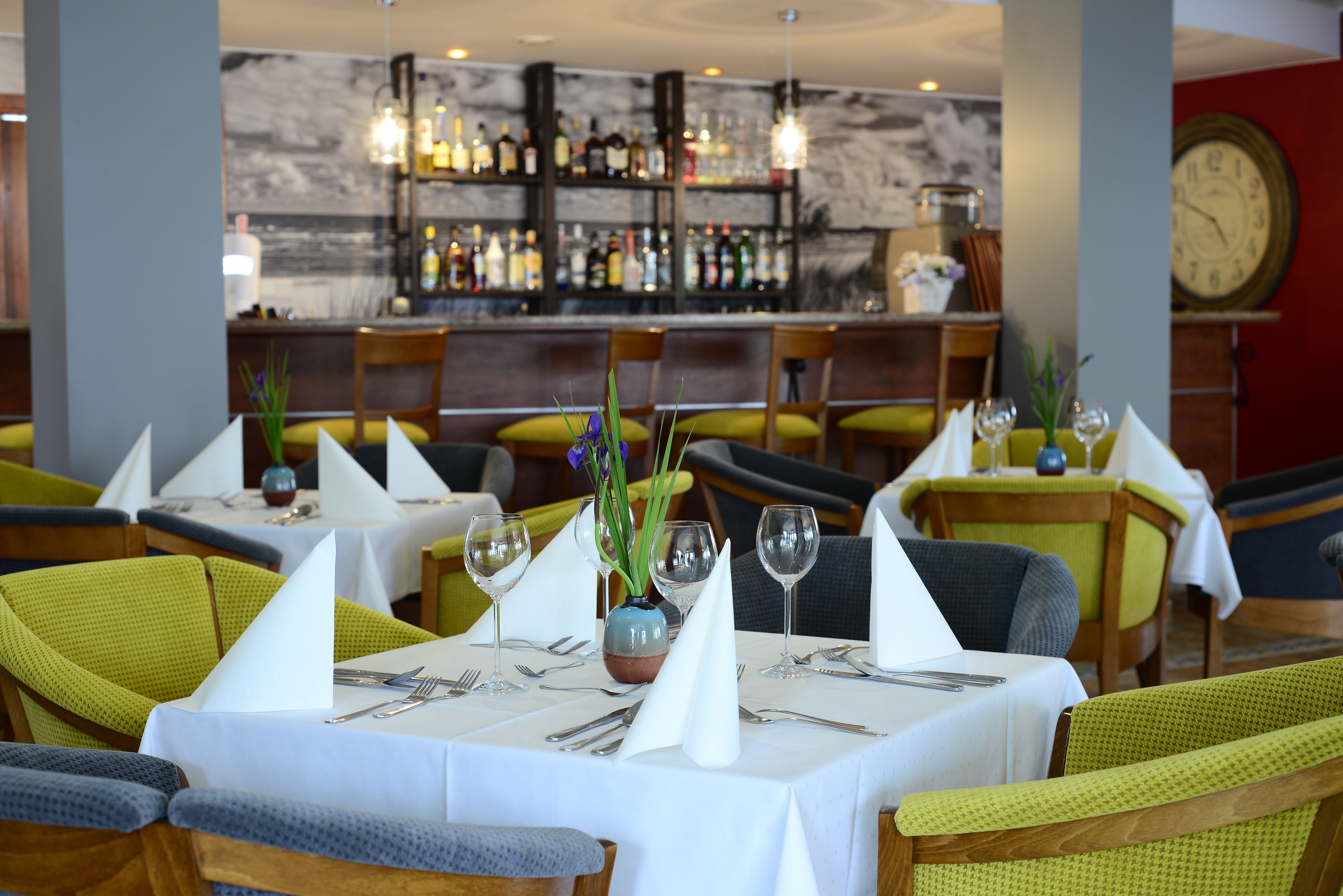 breakfast, lunch, dinner served; international cuisine