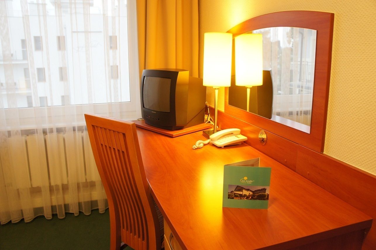 single room | desk, blackout curtains, cots/infant beds, rollaway beds