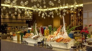 A buffet with seafood, drinks, and a variety of dishes. - Expo Center Hotel  (Jinhua)