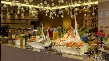 2 restaurants, lunch, dinner served; international cuisine