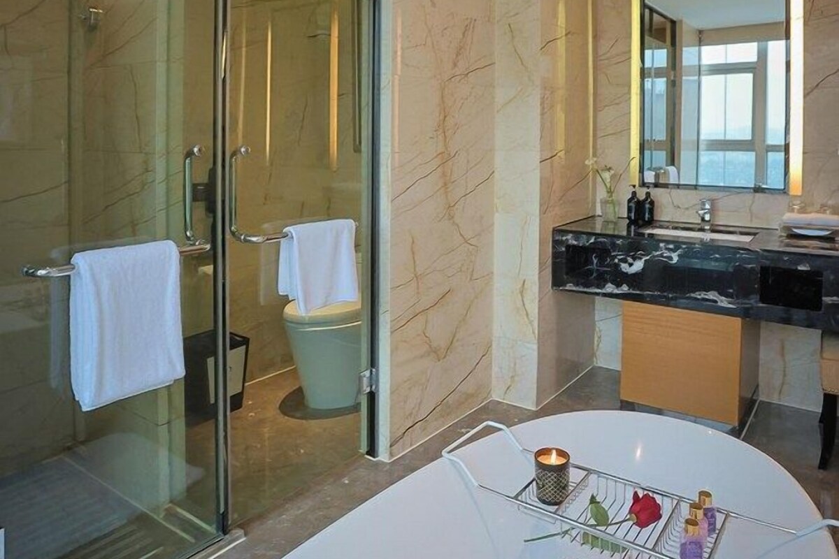 Baño | Tina con regadera, tina profunda, secadora de cabello, batas 