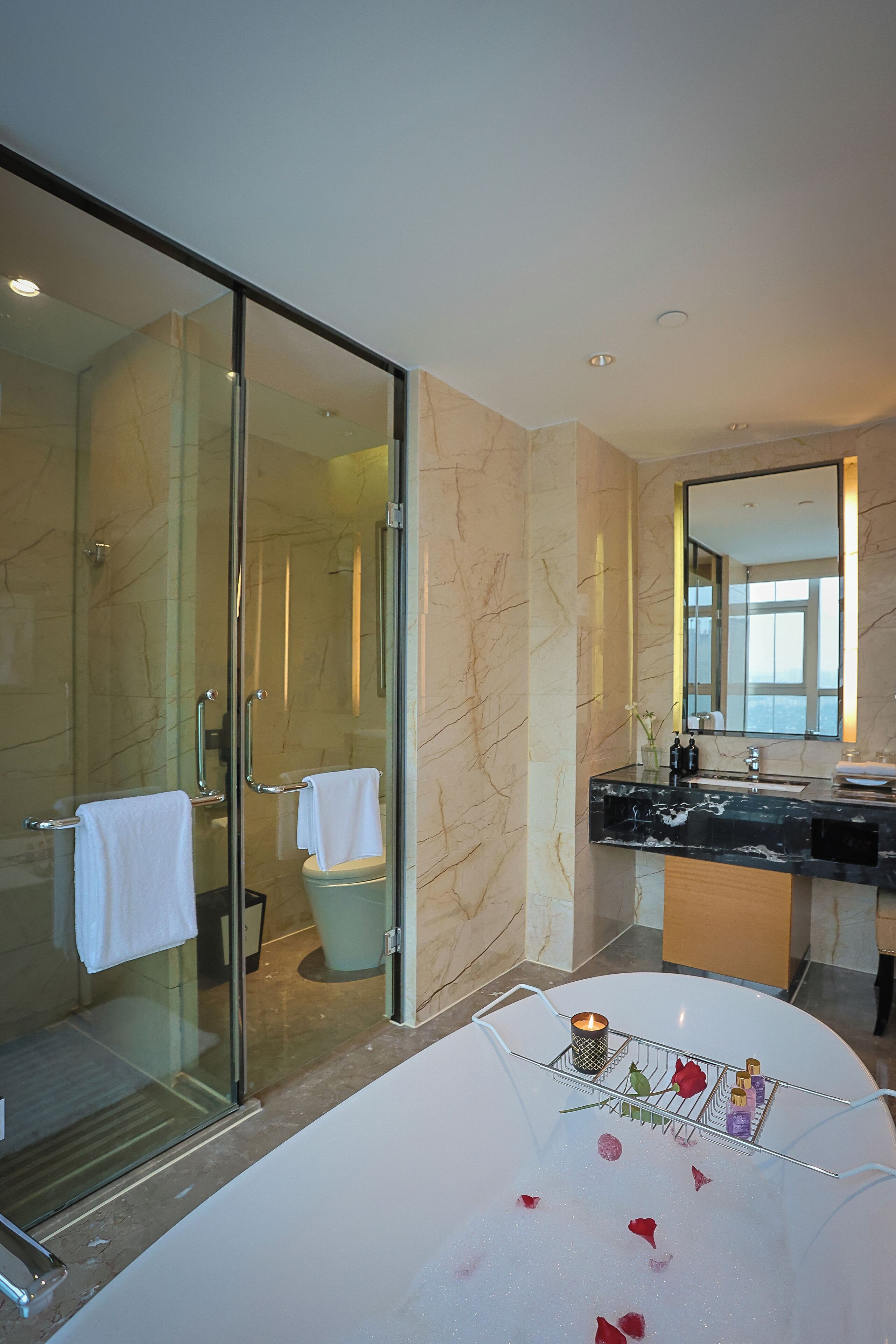 deluxe lake view king room | bathroom | combined shower/bathtub, deep-soaking bathtub, hair dryer, bathrobes