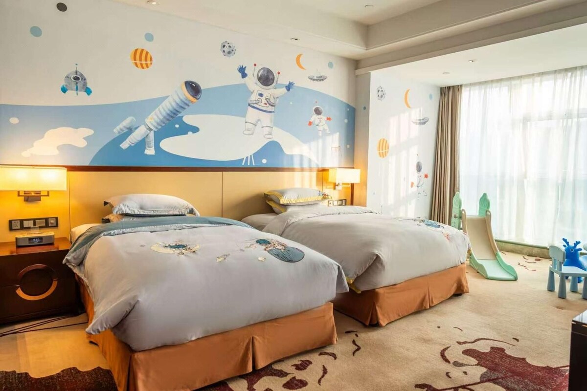 Premium bedding, down comforters, minibar, in-room safe