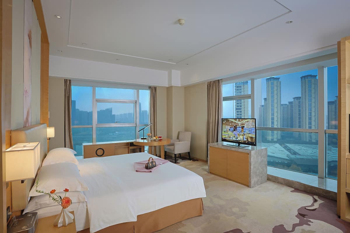 Deluxe Lake View King Room