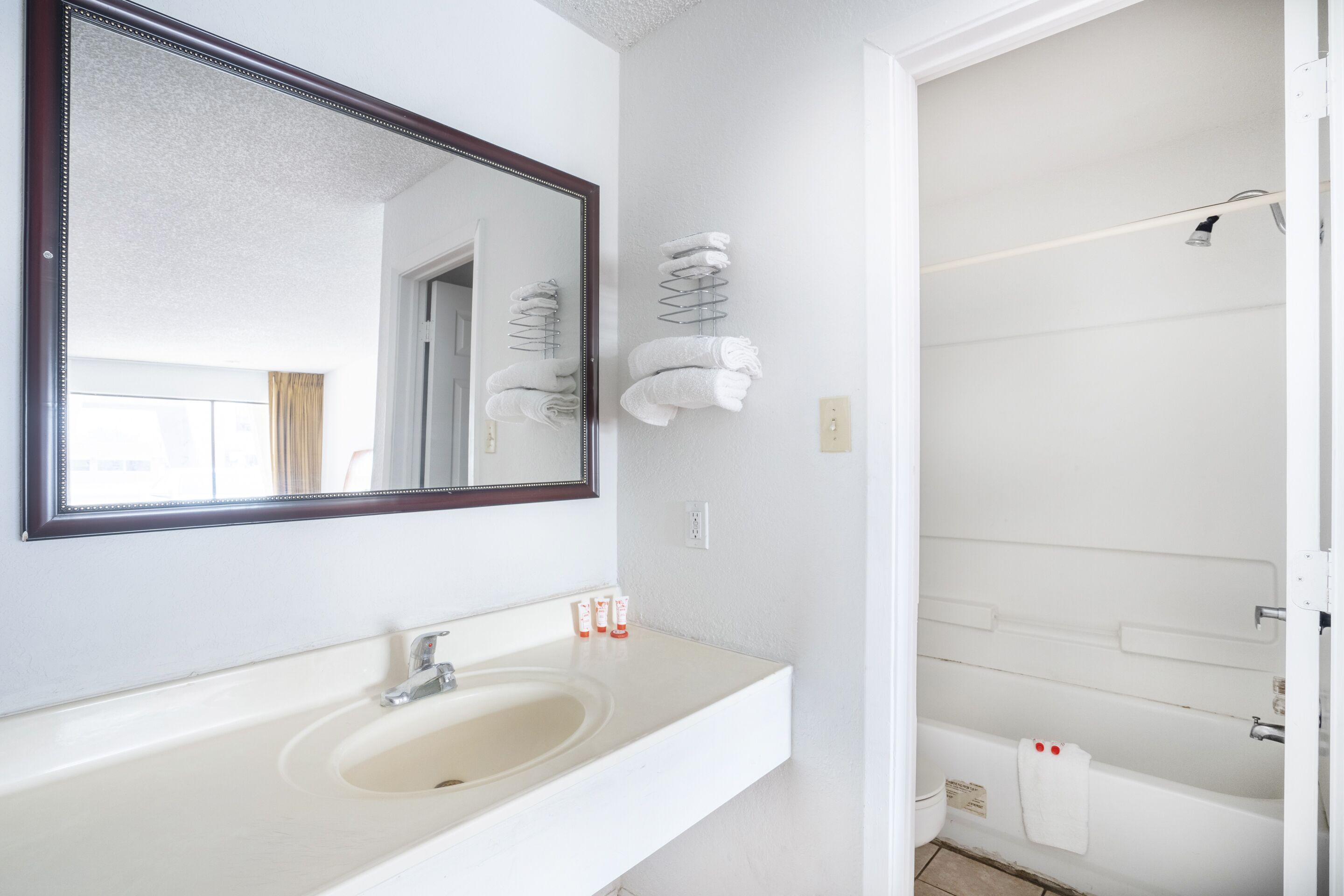 Articles de toilette gratuits, sèche-cheveux, serviettes fournies