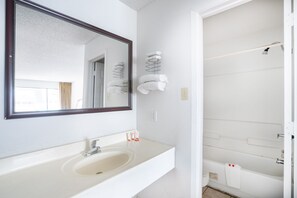 Articles de toilette gratuits, sèche-cheveux, serviettes fournies