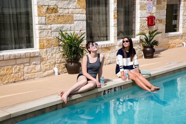 Una piscina al aire libre de temporada