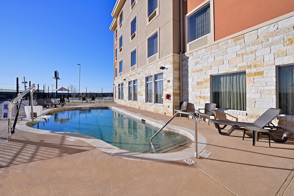 Een seizoensgebonden buitenzwembad