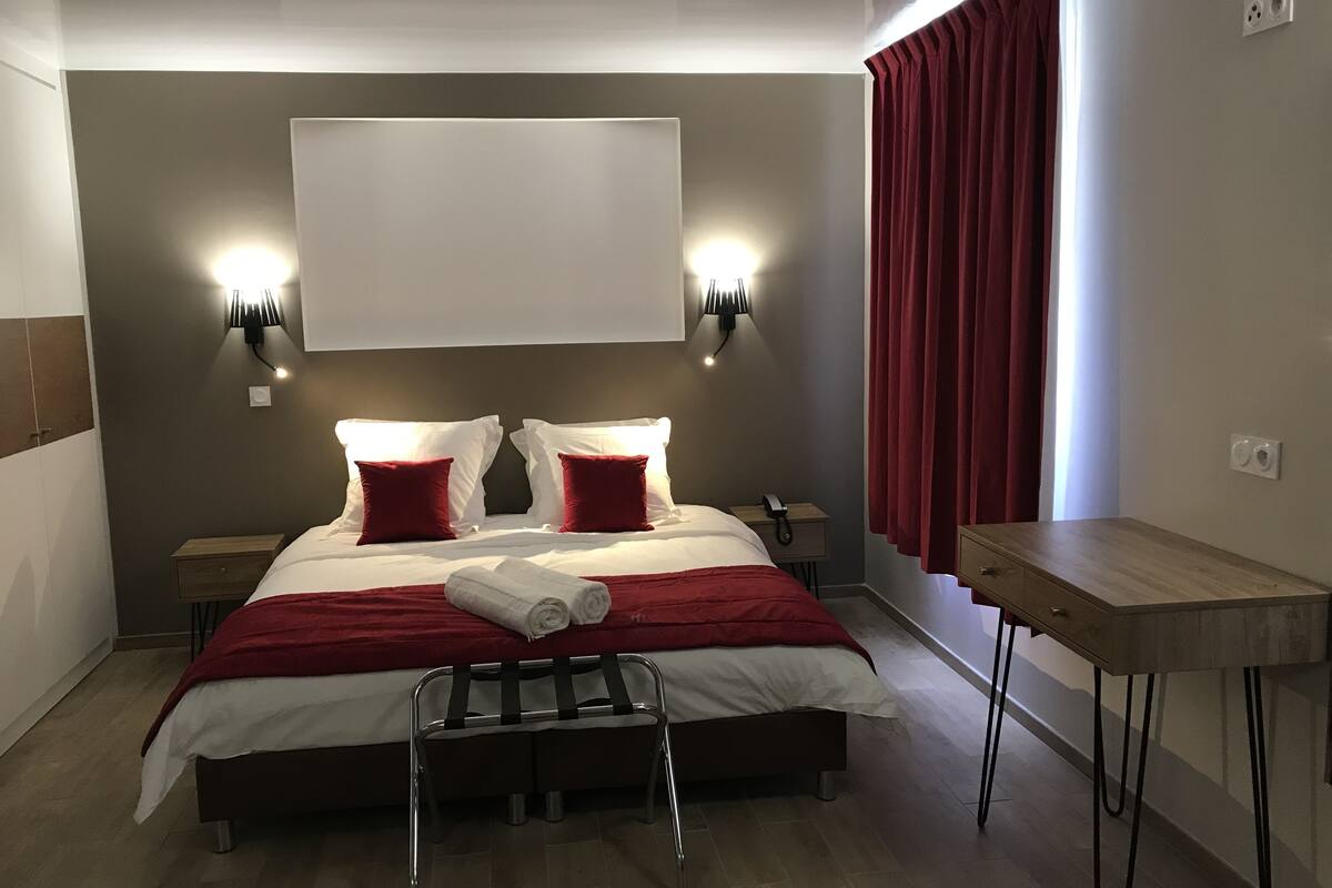 bungalow plage | premium bedding, in-room safe, desk, blackout curtains