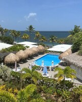 Una piscina al aire libre, sombrillas, tumbonas