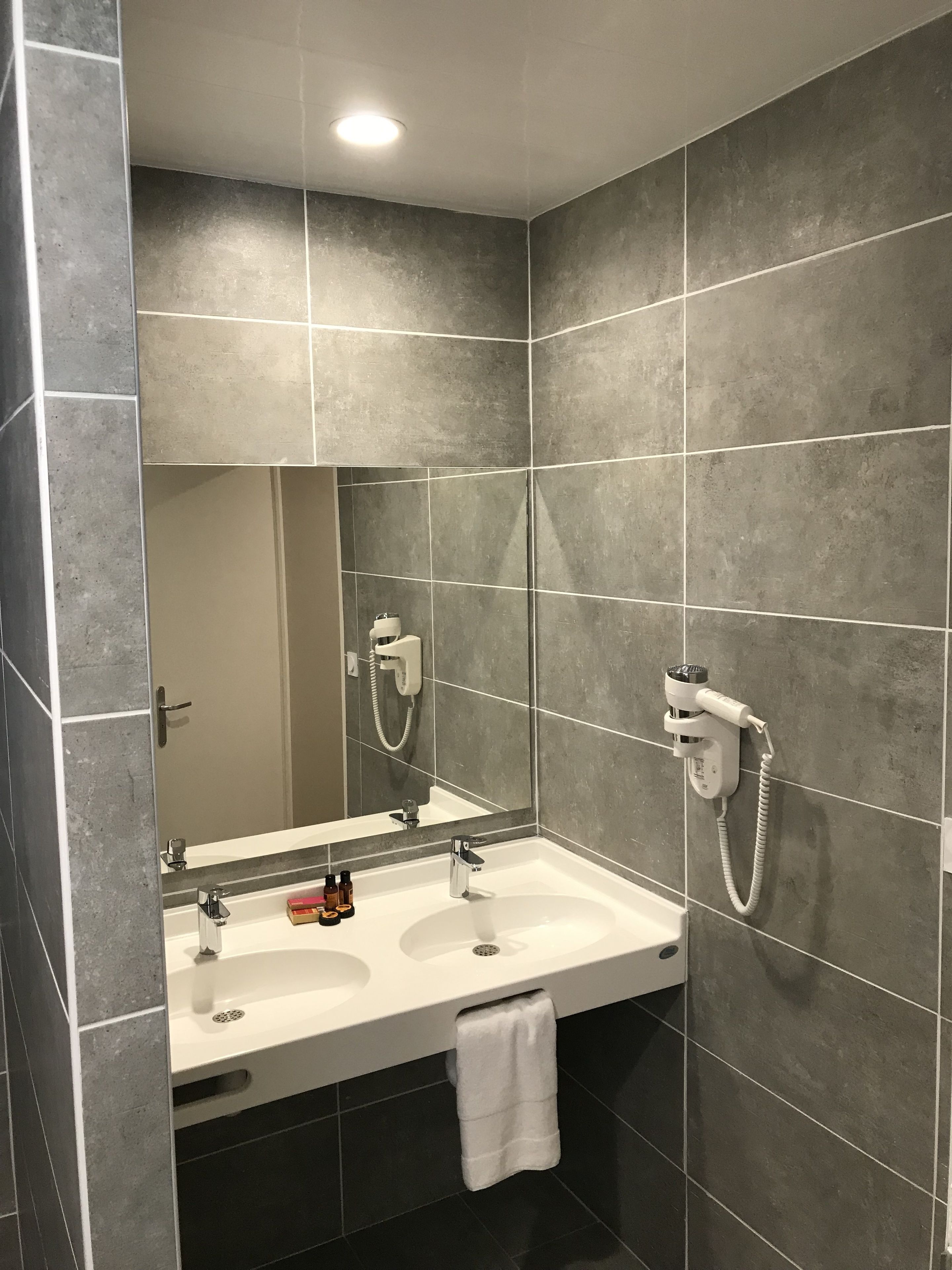 bungalow plage | bathroom | shower, rainfall showerhead, free toiletries, hair dryer