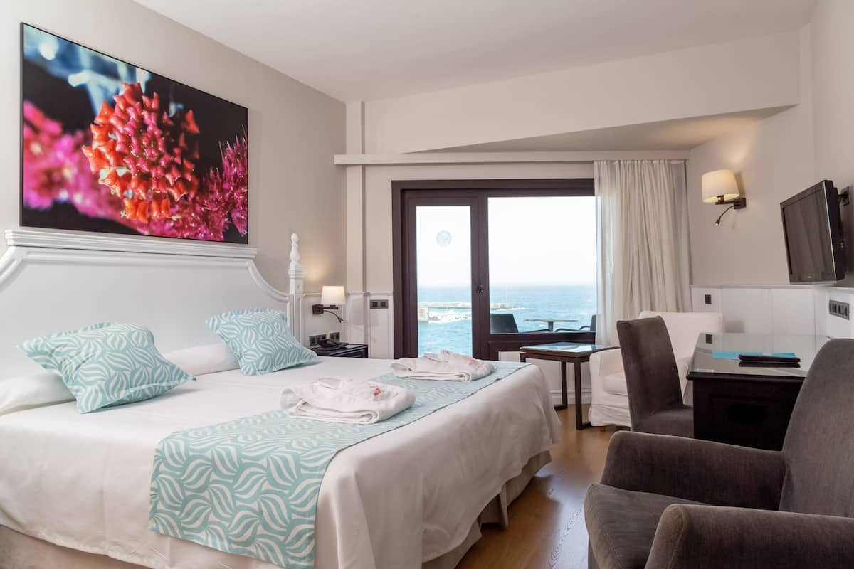 deluxe room | down duvets, desk, blackout curtains, free wifi