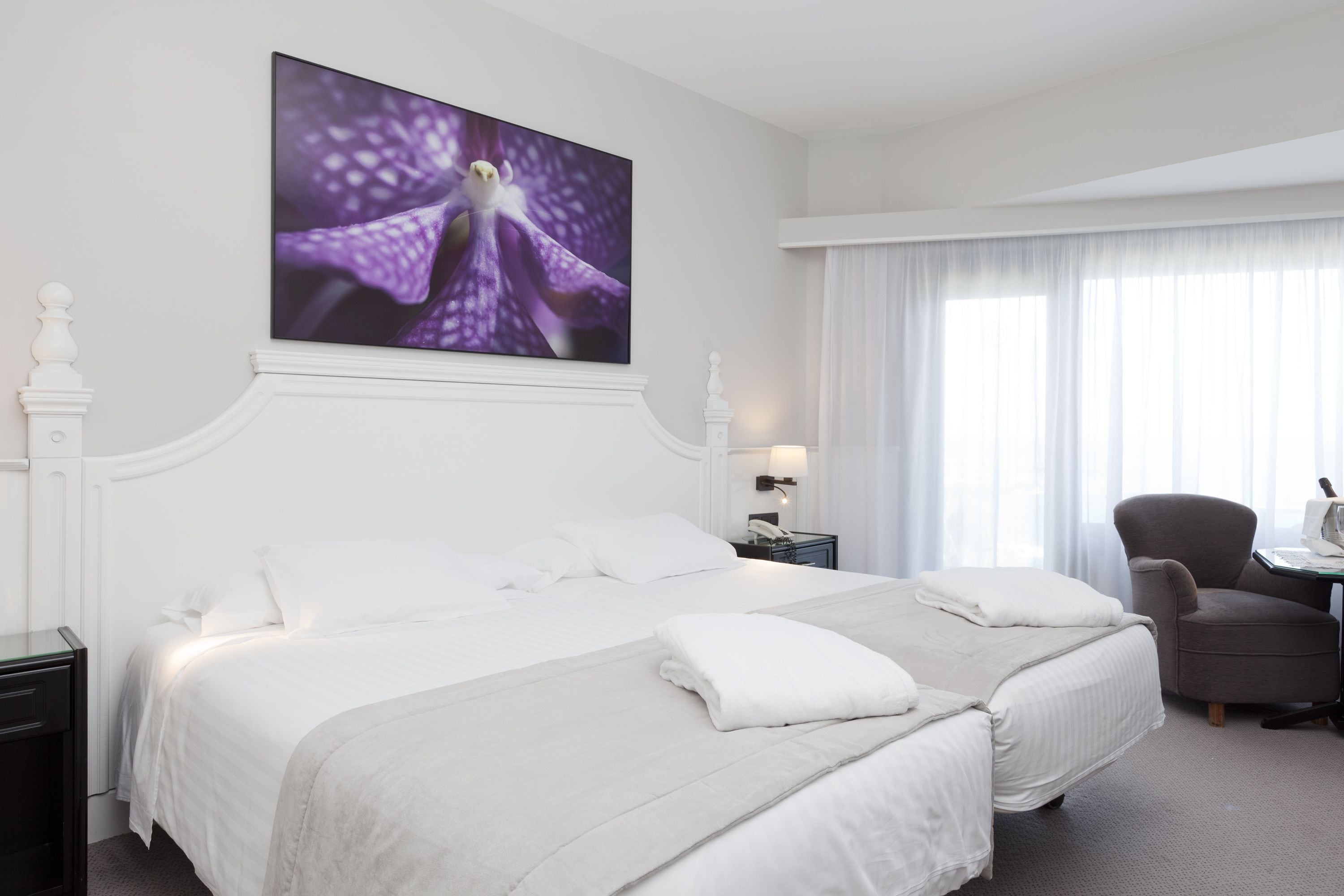 deluxe room | down duvets, desk, blackout curtains, free wifi