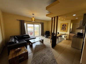 Habitación Deluxe | Edredones de plumas, caja fuerte, escritorio