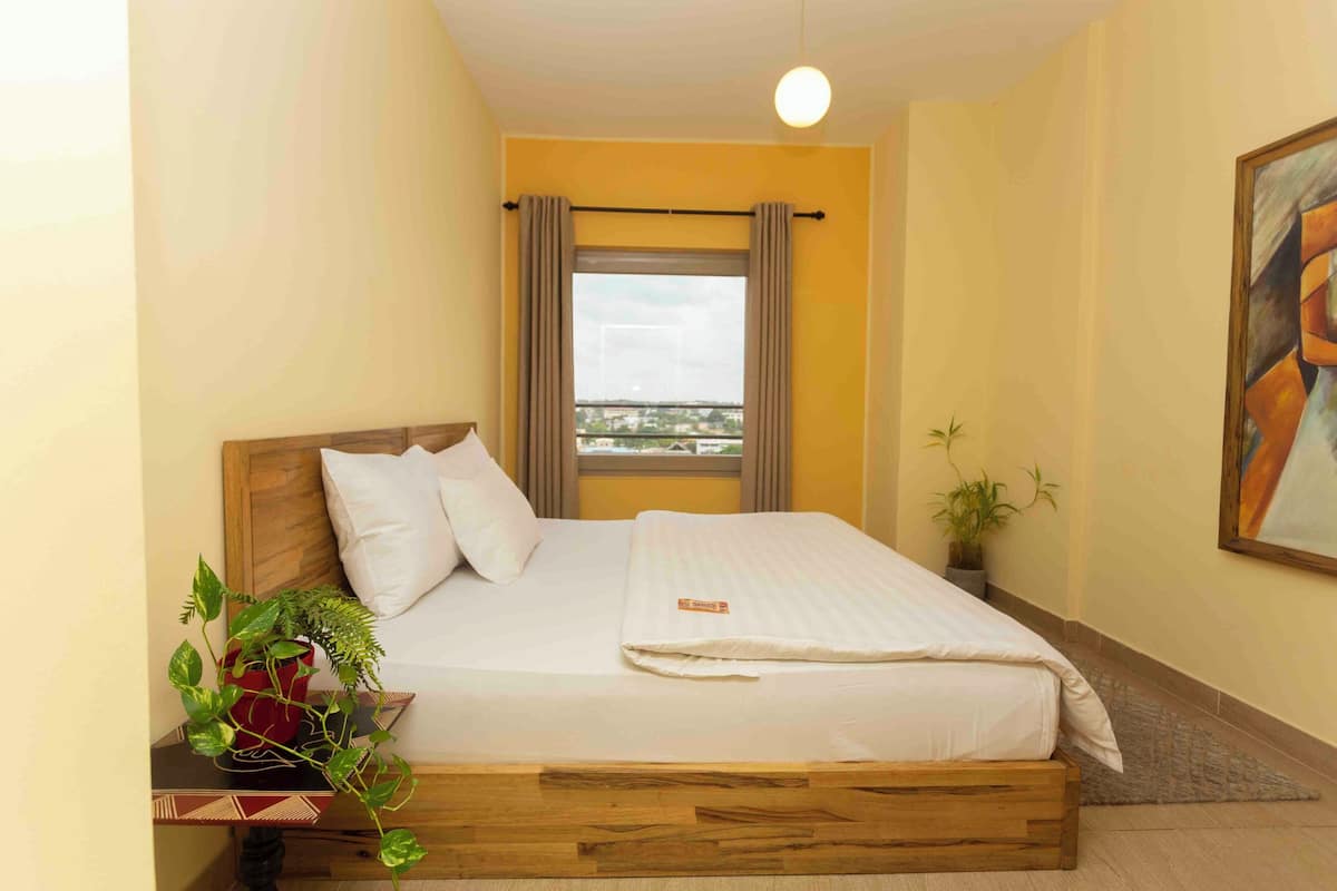 2 bedrooms, down duvets, in-room safe, desk