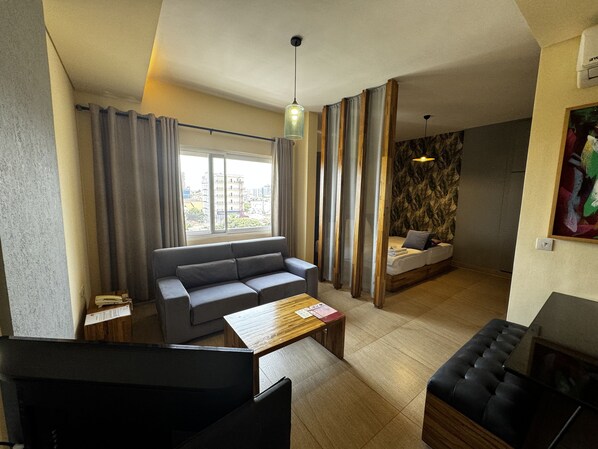 Camera Superior | Copriletto in piuma, una cassaforte in camera, una scrivania