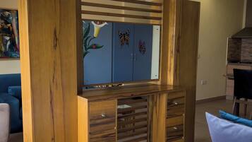 2 bedrooms, down comforters, in-room safe, desk