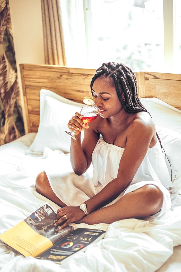 Cubrecamas, caja de seguridad en la habitación y escritorio