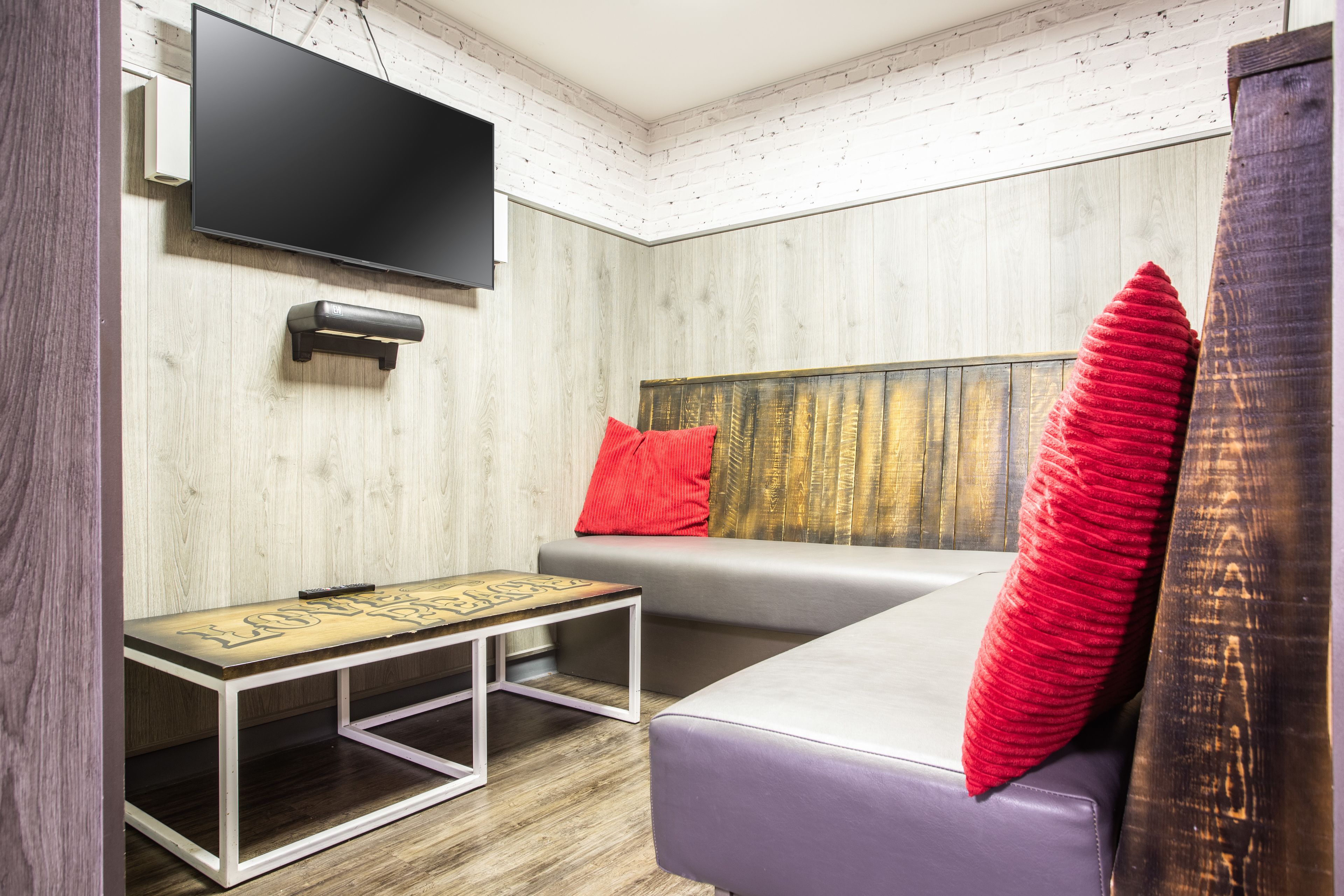 mini 6 bed suite | in-room safe, free wifi, wheelchair access