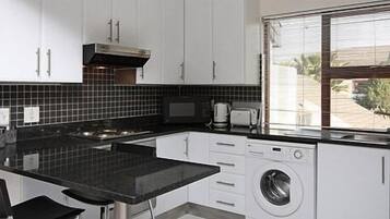 Apartment, 3 Bedrooms | Dapur peribadi | Peti sejuk/penyejuk beku saiz penuh, ketuhar gelombang mikro, ketuhar