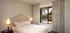 3 bedrooms, in-room safe, iron/ironing board, free WiFi - Vetho @ Les Chenils (Benoni)