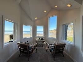 Apartamento Premier, 2 habitaciones, vistas al mar | Zona de estar | Una televisión de pantalla plana, una chimenea, un reproductor de DVD