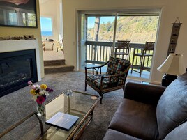 Apartamento Premier, 2 habitaciones, vistas al mar | Zona de estar | Una televisión de pantalla plana, una chimenea, un reproductor de DVD