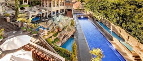 Innenpool, Außenpool, Liegestühle