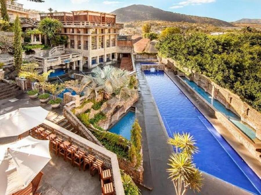 Una piscina techada, una piscina al aire libre