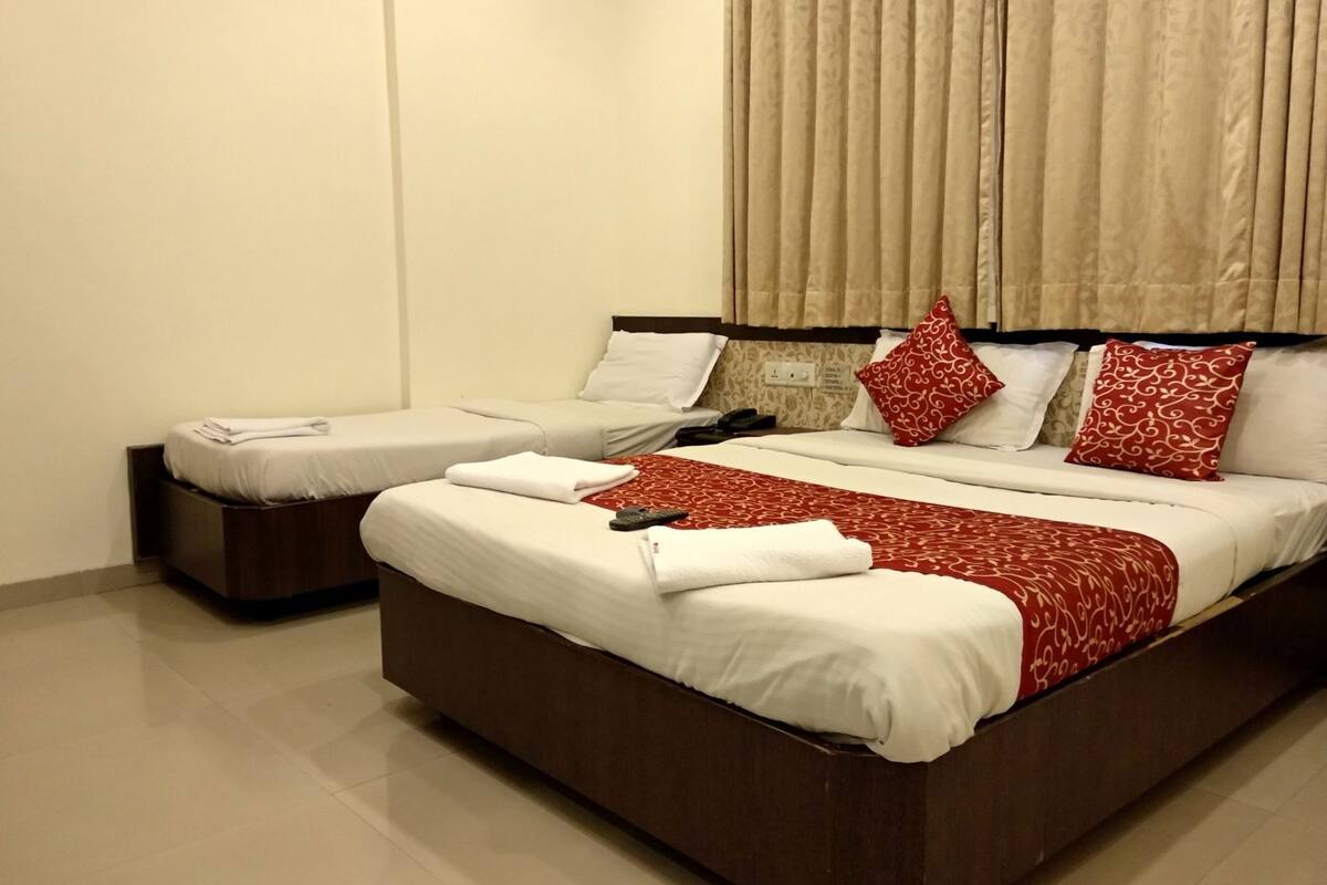 Caja de seguridad en la habitación, escritorio y cortinas blackout