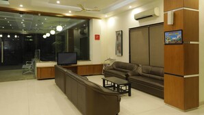 Una sala de estar moderna con un sofá, una mesa de centro y un televisor.