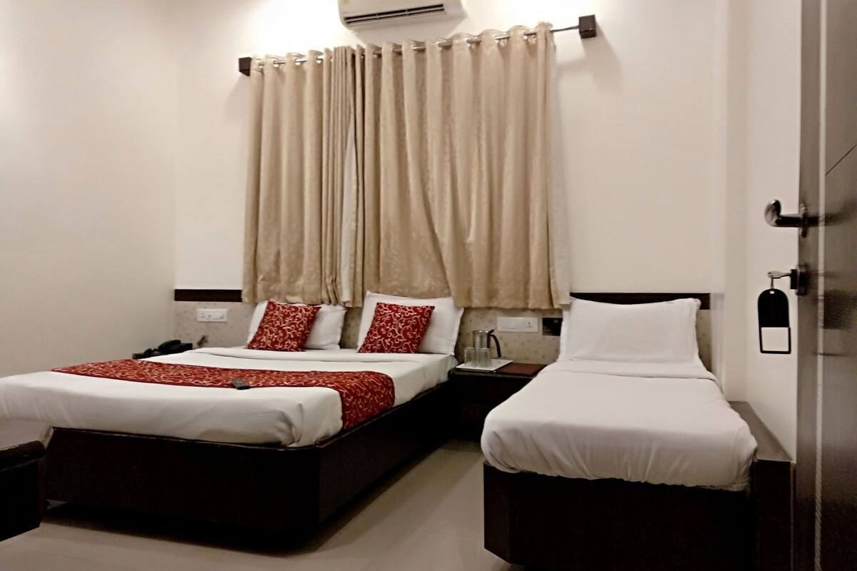 Caja de seguridad en la habitación, escritorio y cortinas blackout