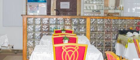 2 ravintolaa, paikallinen keittiö