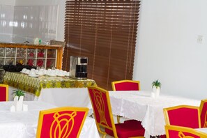 2 개의 레스토랑(지역 특선 요리)