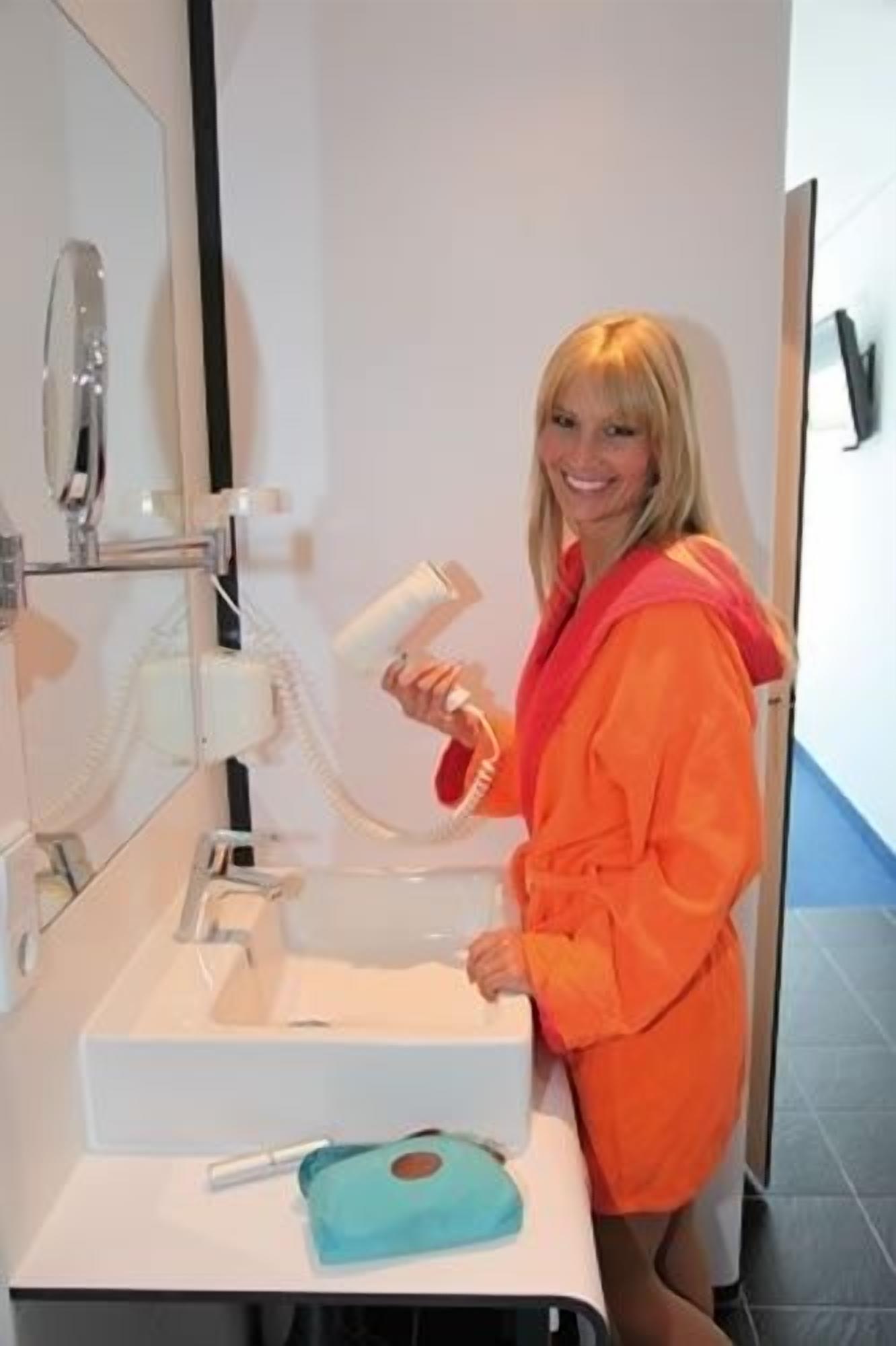 Dusj, regndusjhode, toalettartikler (inkludert) og hårføner