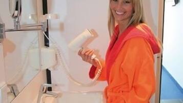 Dusj, regndusjhode, toalettartikler (inkludert) og hårføner