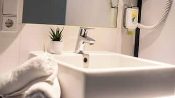 Ducha, cabezal de ducha tipo lluvia, secador de pelo y toallas