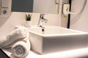 Shower, rainfall showerhead, hair dryer, towels - SLEEEP Hotel Wiener Neudorf (Wiener Neudorf)