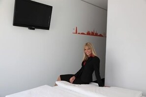 Hypo-allergenic bedding, soundproofing, iron/ironing board, free WiFi - HB1 Budget Hotel - contactless check in (Wiener Neudorf)