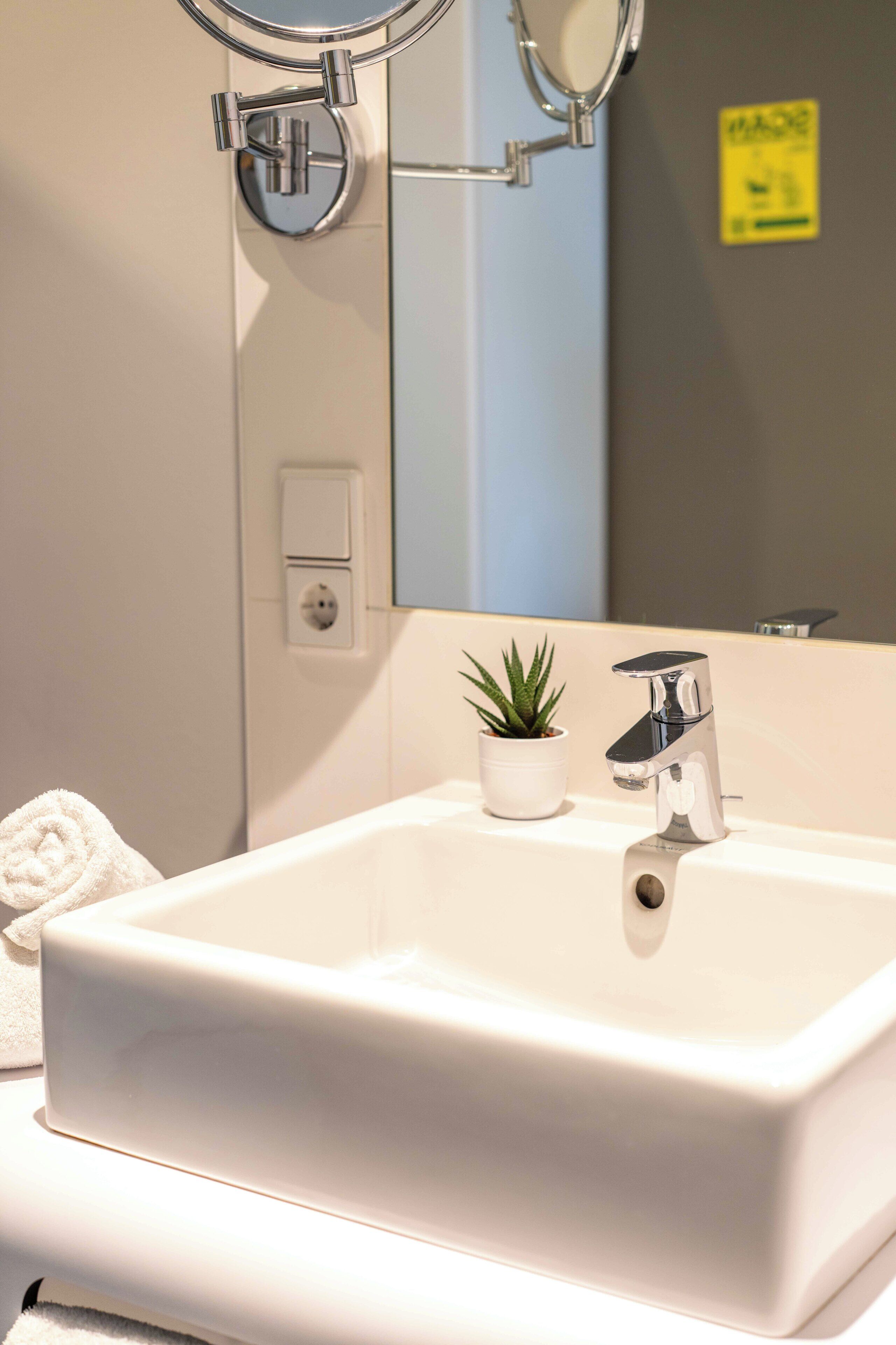 Douche, douche à « effet pluie », articles de toilette gratuits