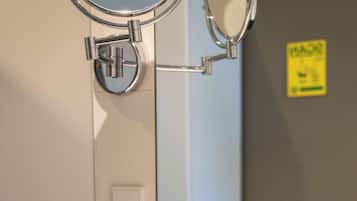 Douche, douche à « effet pluie », articles de toilette gratuits