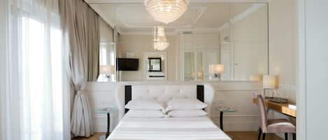 Dobbeltrom – deluxe, balkong, byutsikt | Sengetøy i egyptisk bomull, sengetøy av topp kvalitet og dundyner