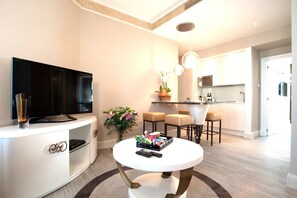 Suite Junior, dapur kecil | Seprai katun Mesir, seprai premium, selimut bulu angsa, dan busa memori