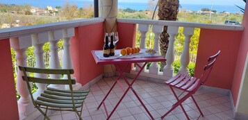 Quarto superior | Frigobar, cofres nos quartos, Wi-Fi de cortesia, roupa de cama