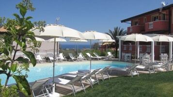 Piscina externa, espreguiçadeiras